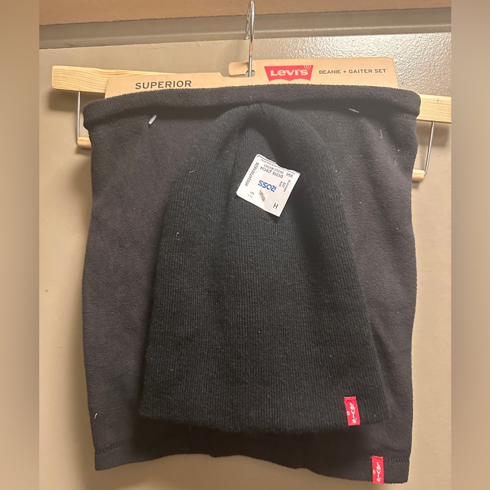 NWT Levi’s superior warmth beanie and gaiter set